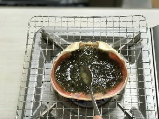 お酒・みりんなど、お好みでカニ味噌に味付けをしている画像