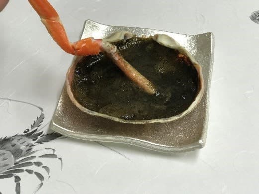 プーンで混ぜながら軽く煮詰めてカニ味噌が出来上がった画像